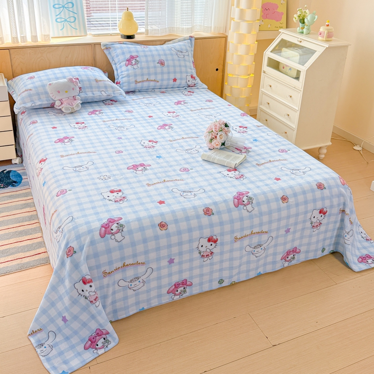 91家纺网 家纺一手货源 找家纺 名兮家居 2025新款经典奥特曼-三丽鸥高克重牛奶绒床单 蓝格萌宠