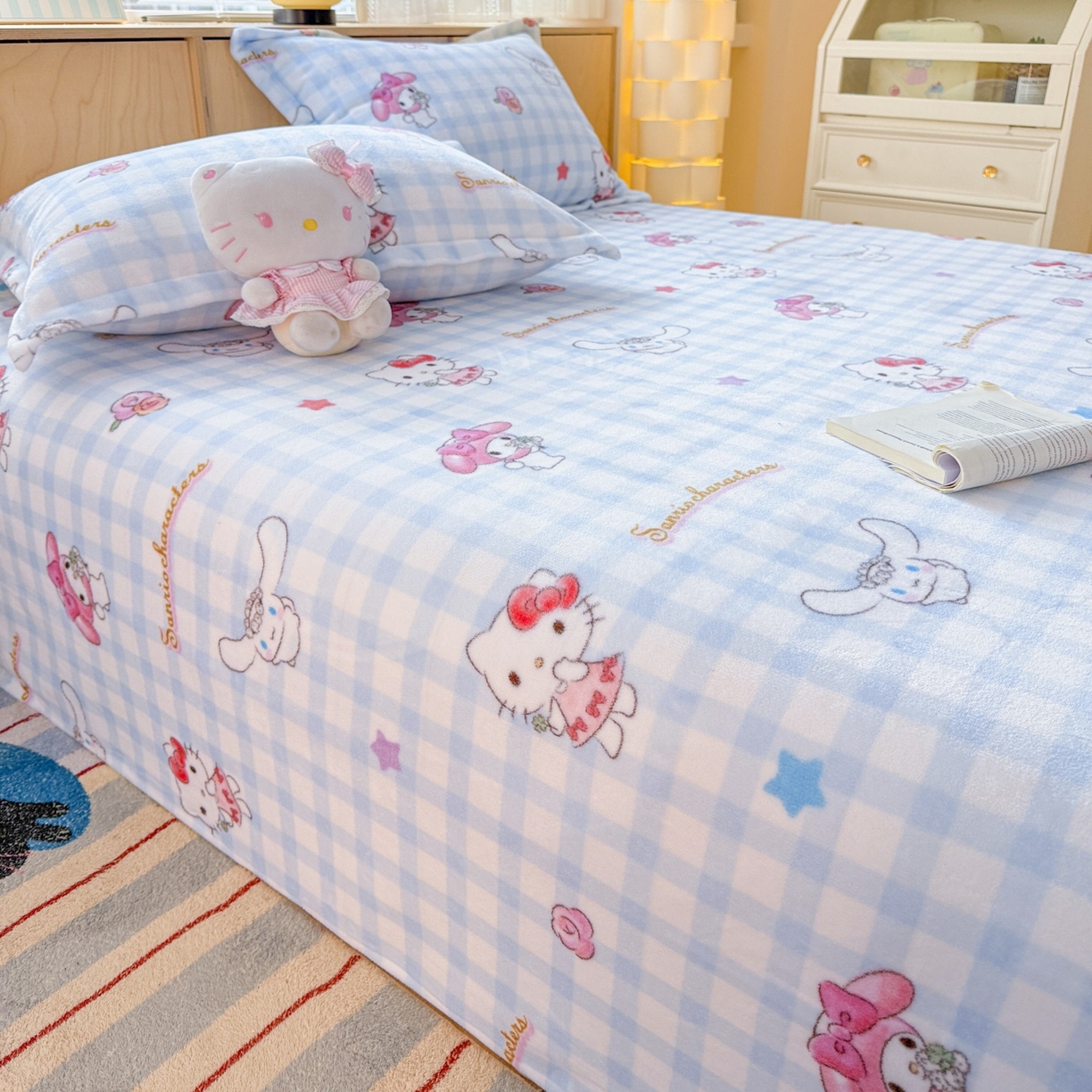 91家纺网 家纺一手货源 找家纺 名兮家居 2025新款经典奥特曼-三丽鸥高克重牛奶绒床单 蓝格萌宠