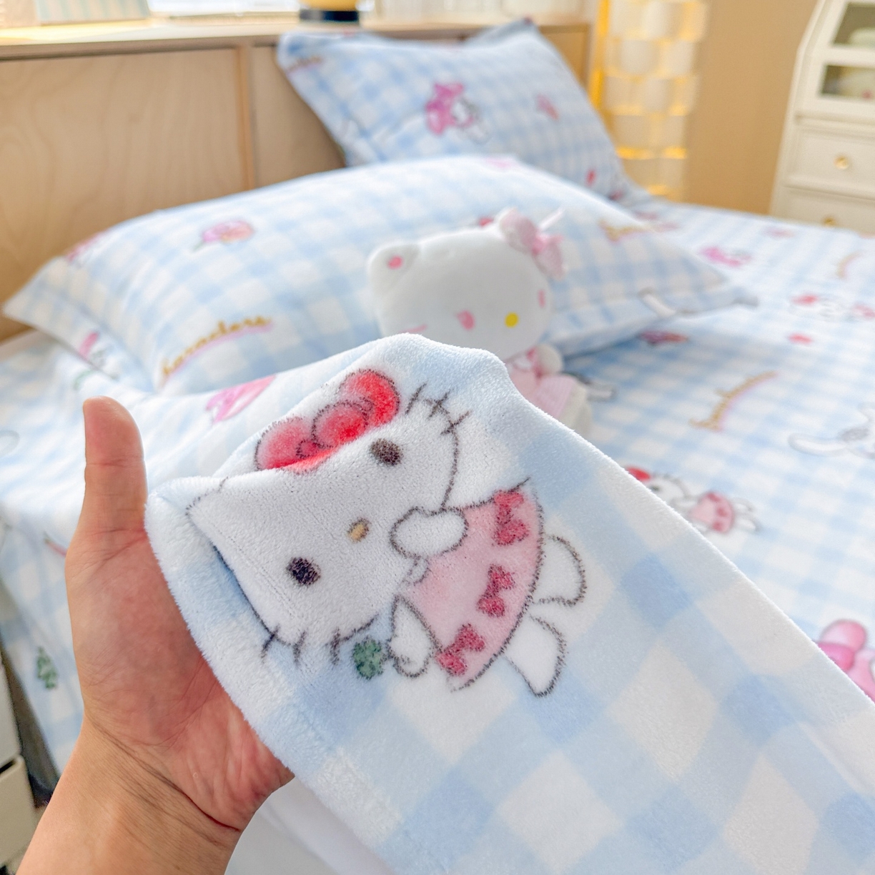 91家纺网 家纺一手货源 找家纺 名兮家居 2025新款经典奥特曼-三丽鸥高克重牛奶绒床单 蓝格萌宠