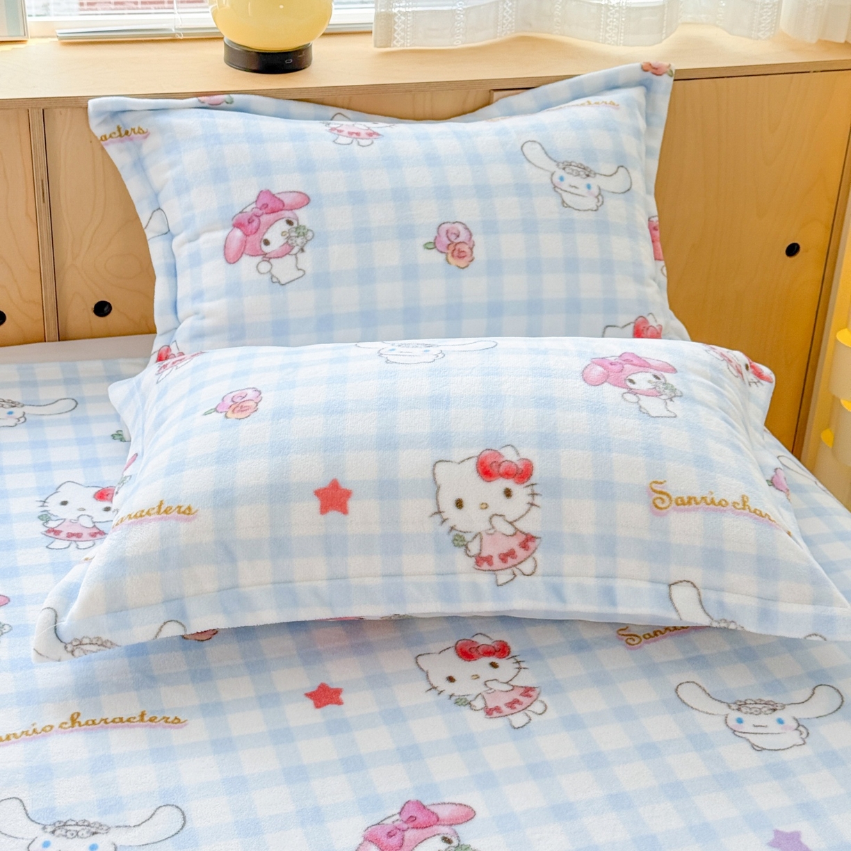 91家纺网 家纺一手货源 找家纺 名兮家居 2025新款经典奥特曼-三丽鸥高克重牛奶绒床单 蓝格萌宠