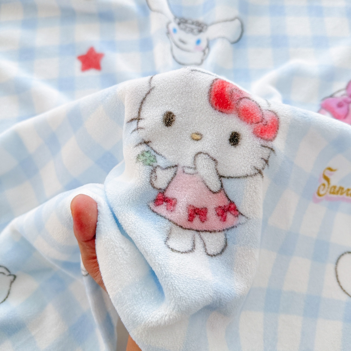 91家纺网 家纺一手货源 找家纺 名兮家居 2025新款经典奥特曼-三丽鸥高克重牛奶绒床单 蓝格萌宠