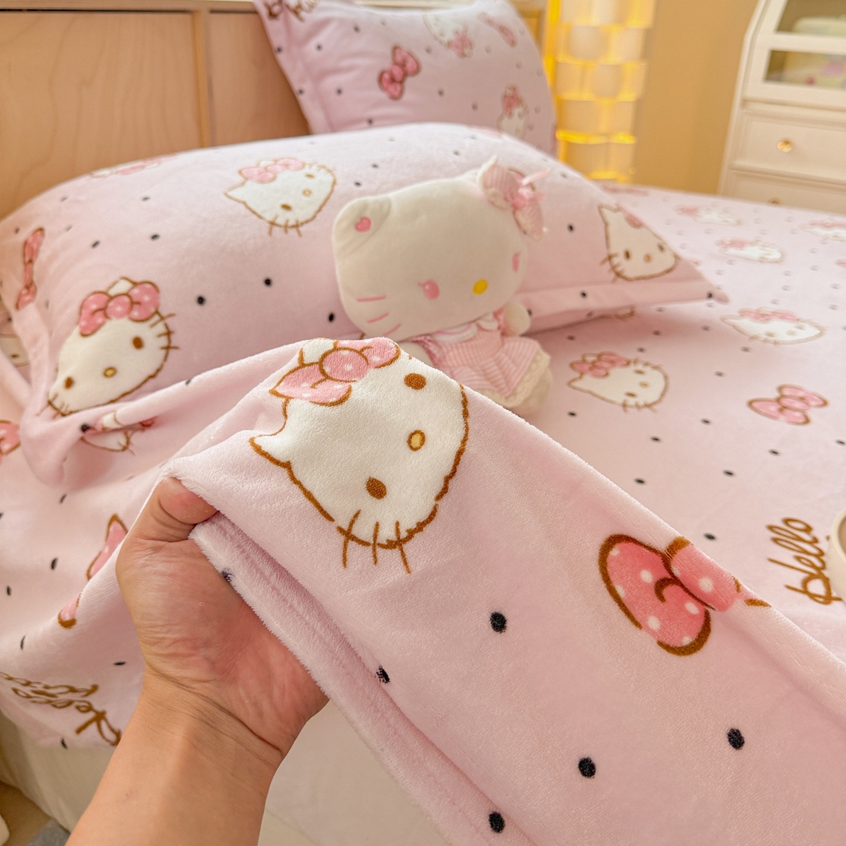 91家纺网 家纺一手货源 找家纺 名兮家居 2025新款经典奥特曼-三丽鸥高克重牛奶绒床单 美美kt