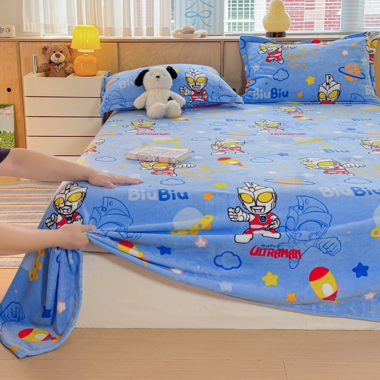 91家纺网 家纺一手货源 找家纺 名兮家居 2025新款经典奥特曼-三丽鸥高克重牛奶绒床单 闪电艾斯