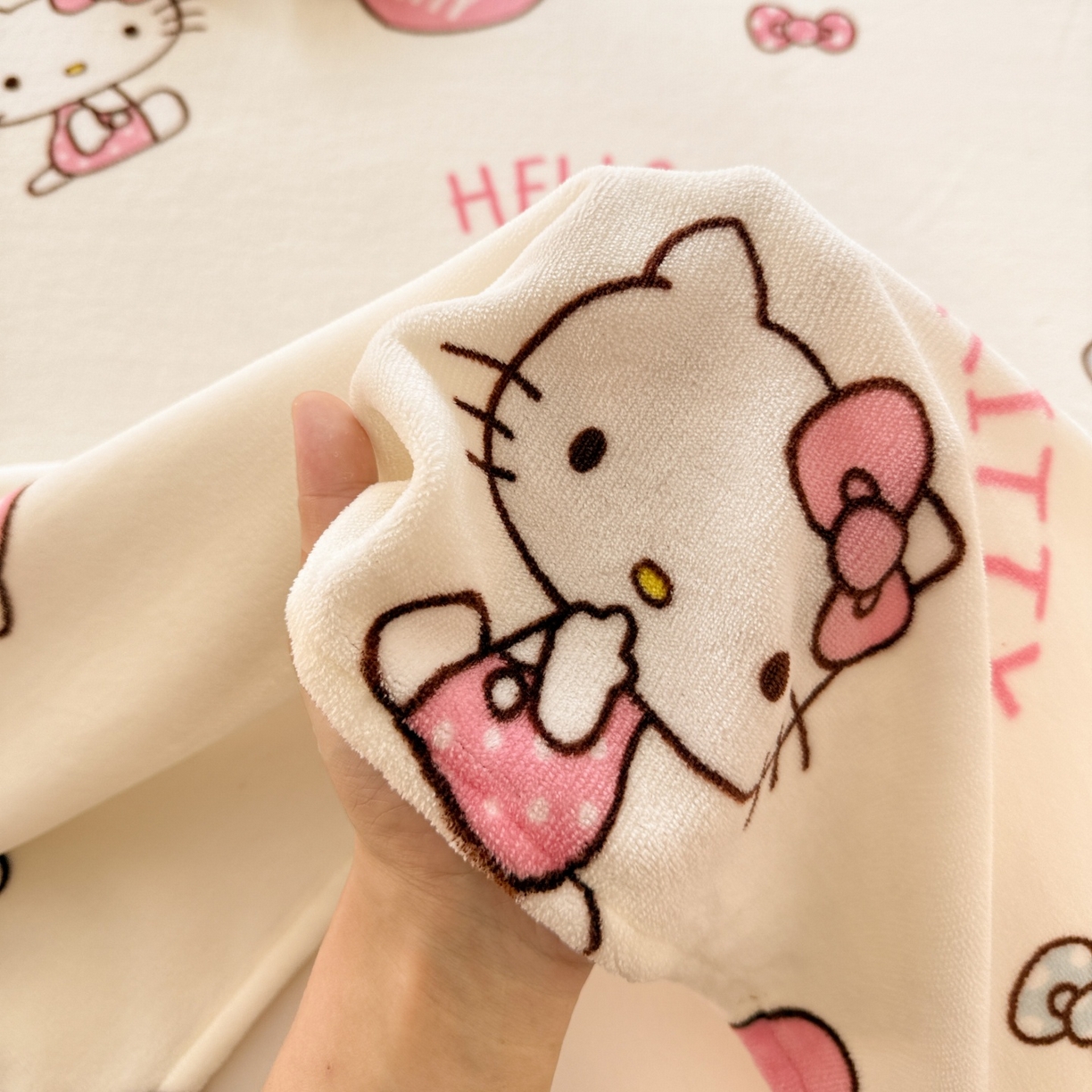 91家纺网 家纺一手货源 找家纺 名兮家居 2025新款经典奥特曼-三丽鸥高克重牛奶绒床单 甜心kt