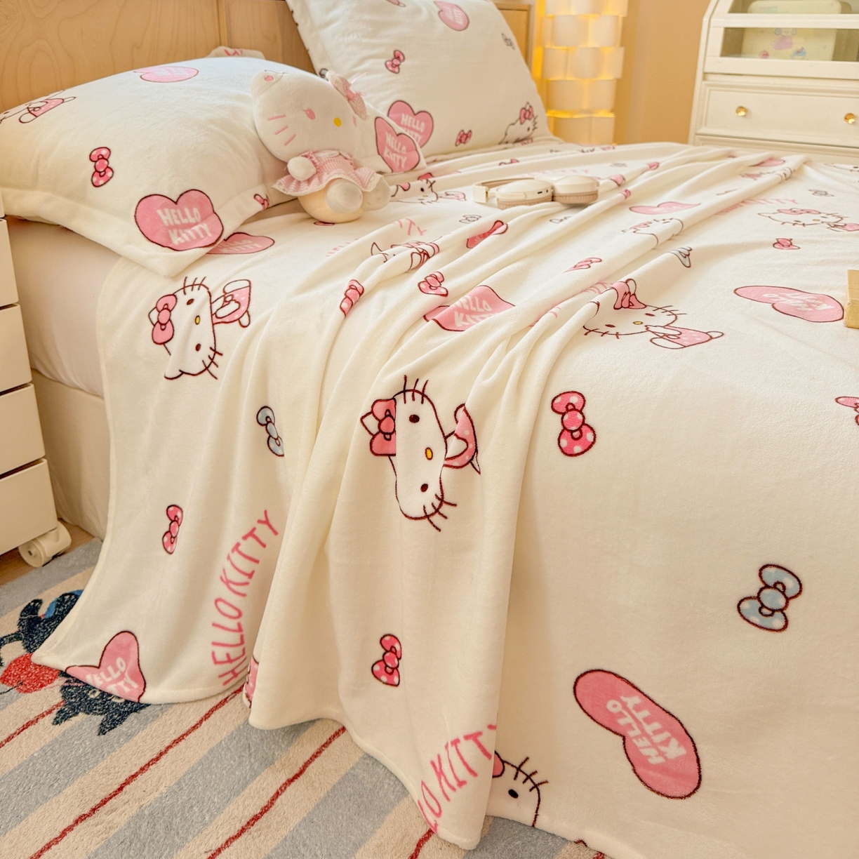 91家纺网 家纺一手货源 找家纺 名兮家居 2025新款经典奥特曼-三丽鸥高克重牛奶绒床单 甜心kt