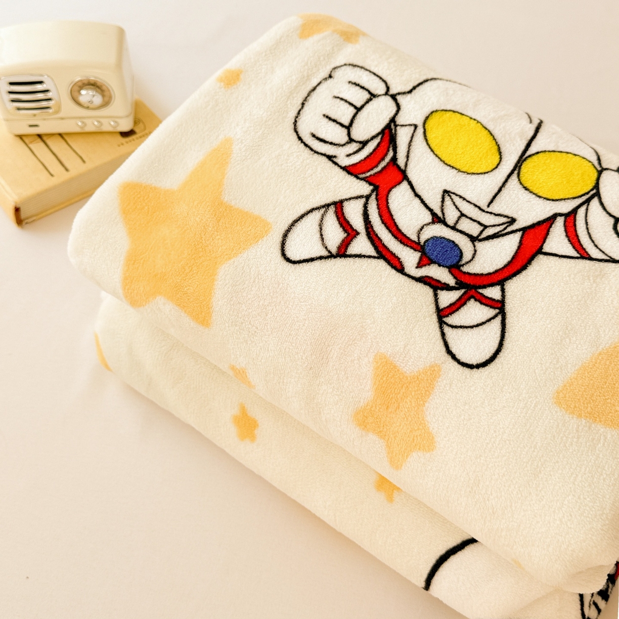 91家纺网 家纺一手货源 找家纺 名兮家居 2025新款经典奥特曼-三丽鸥高克重牛奶绒床单 星空战士