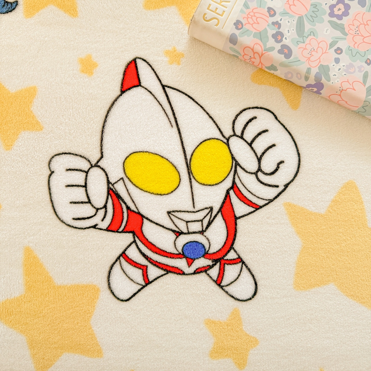 91家纺网 家纺一手货源 找家纺 名兮家居 2025新款经典奥特曼-三丽鸥高克重牛奶绒床单 星空战士