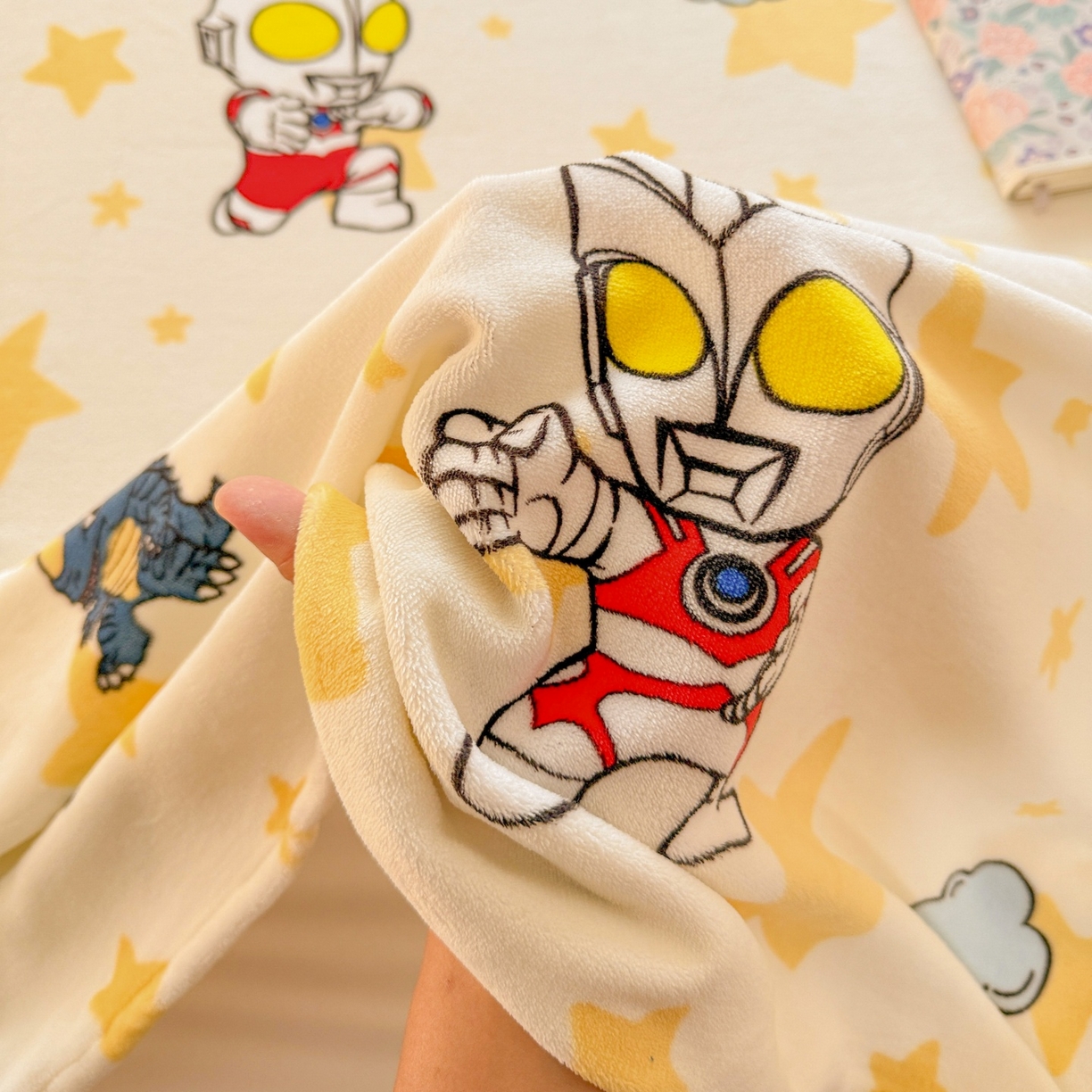 91家纺网 家纺一手货源 找家纺 名兮家居 2025新款经典奥特曼-三丽鸥高克重牛奶绒床单 星空战士