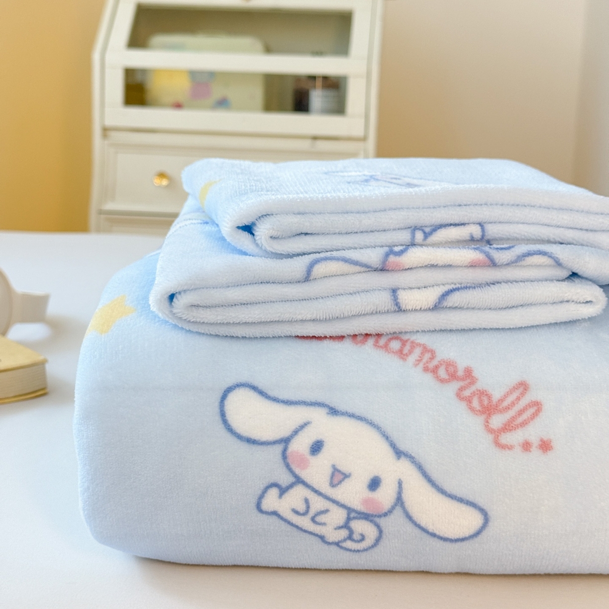 91家纺网 家纺一手货源 找家纺 名兮家居 2025新款经典奥特曼-三丽鸥高克重牛奶绒床单 星星大耳狗