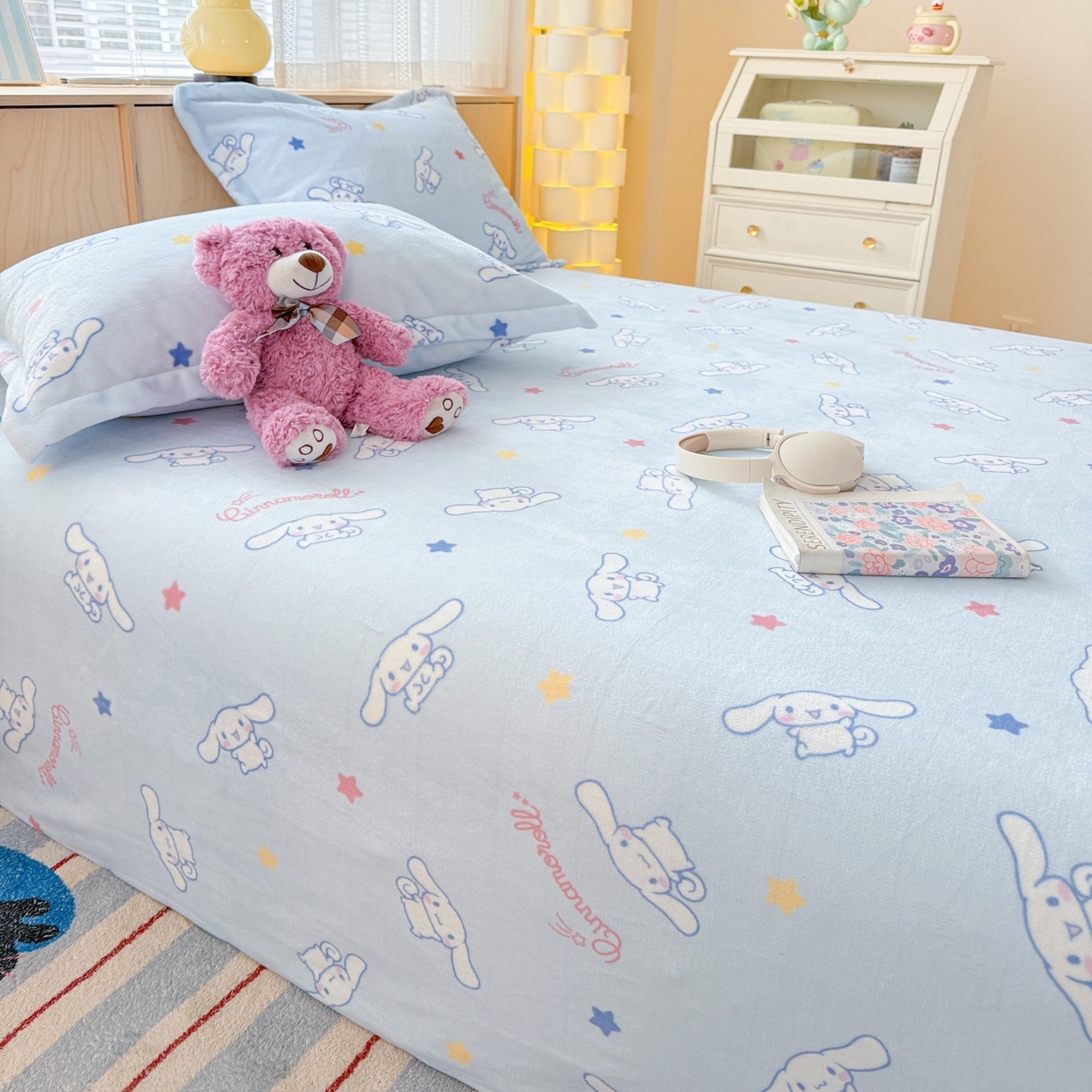 91家纺网 家纺一手货源 找家纺 名兮家居 2025新款经典奥特曼-三丽鸥高克重牛奶绒床单 星星大耳狗