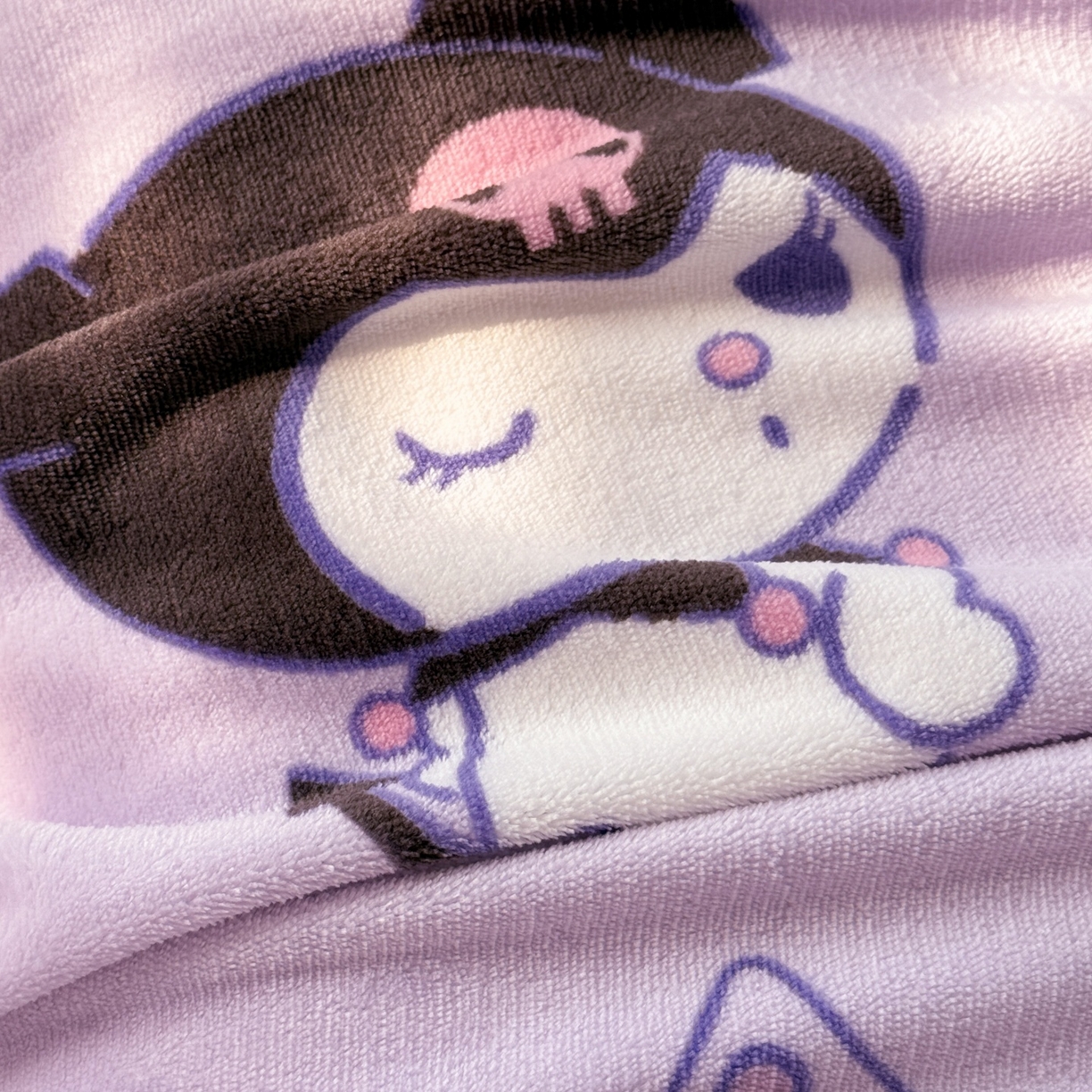 91家纺网 家纺一手货源 找家纺 名兮家居 2025新款经典奥特曼-三丽鸥高克重牛奶绒床单 紫色库洛米