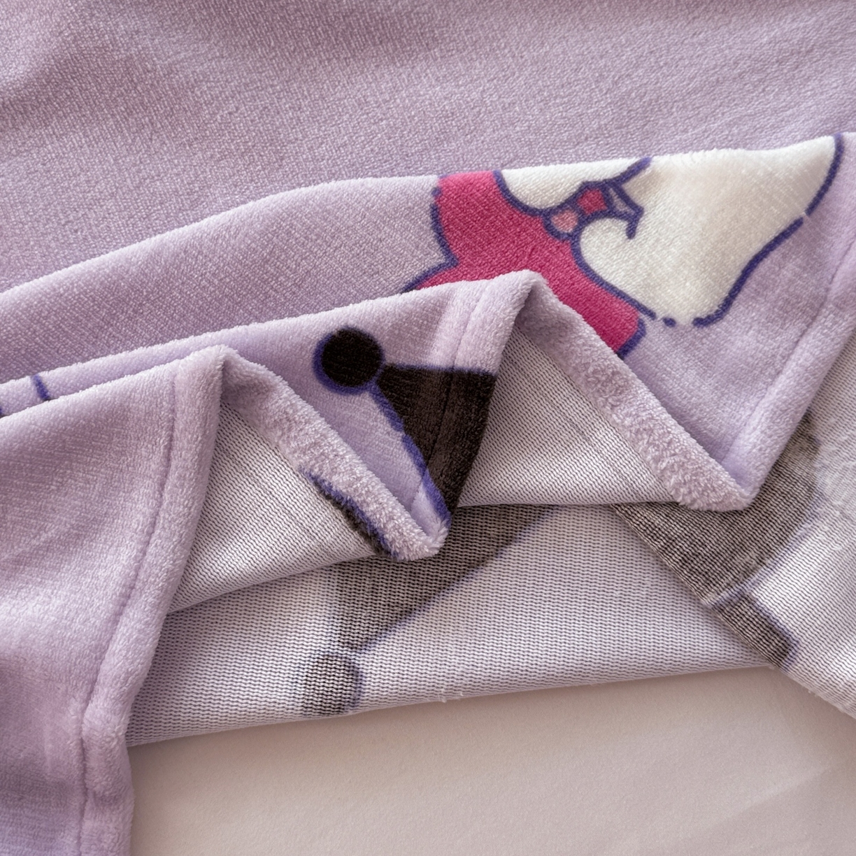 91家纺网 家纺一手货源 找家纺 名兮家居 2025新款经典奥特曼-三丽鸥高克重牛奶绒床单 紫色库洛米