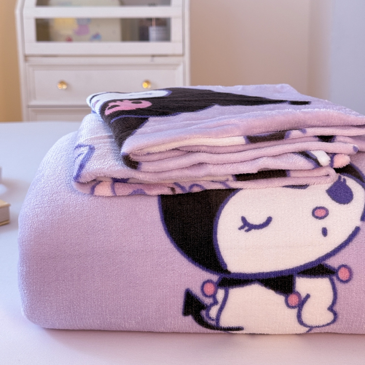 91家纺网 家纺一手货源 找家纺 名兮家居 2025新款经典奥特曼-三丽鸥高克重牛奶绒床单 紫色库洛米