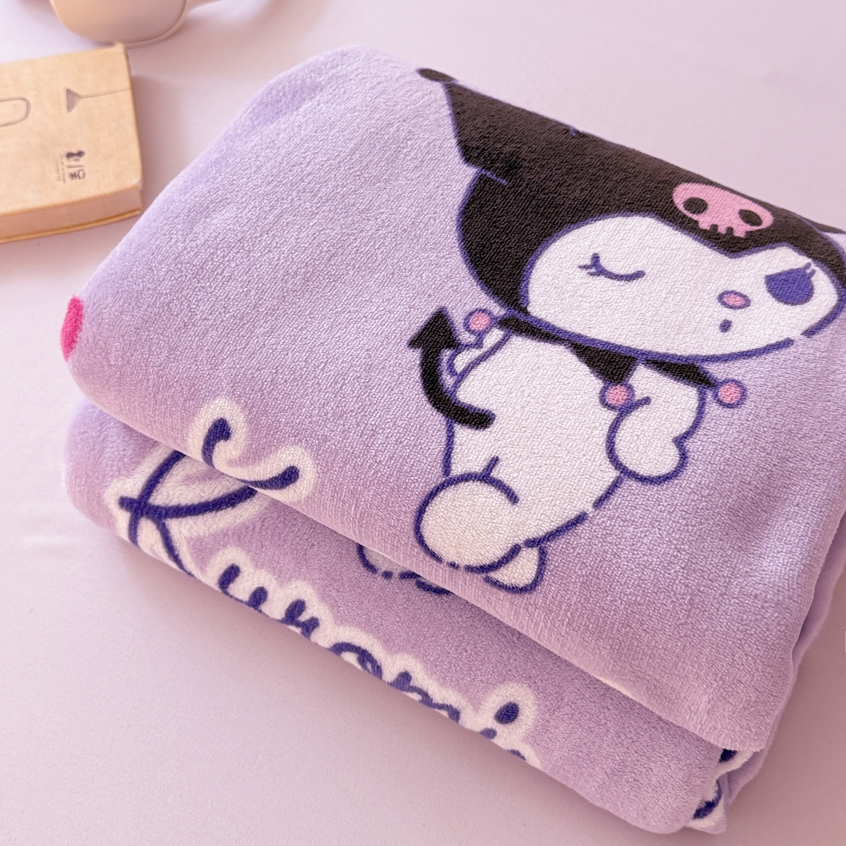 91家纺网 家纺一手货源 找家纺 名兮家居 2025新款经典奥特曼-三丽鸥高克重牛奶绒床单 紫色库洛米