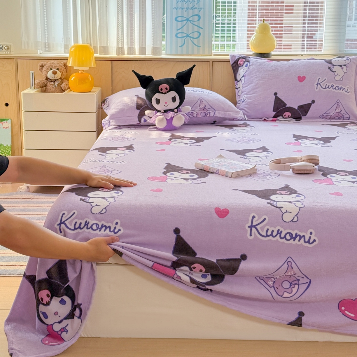 91家纺网 家纺一手货源 找家纺 名兮家居 2025新款经典奥特曼-三丽鸥高克重牛奶绒床单 紫色库洛米