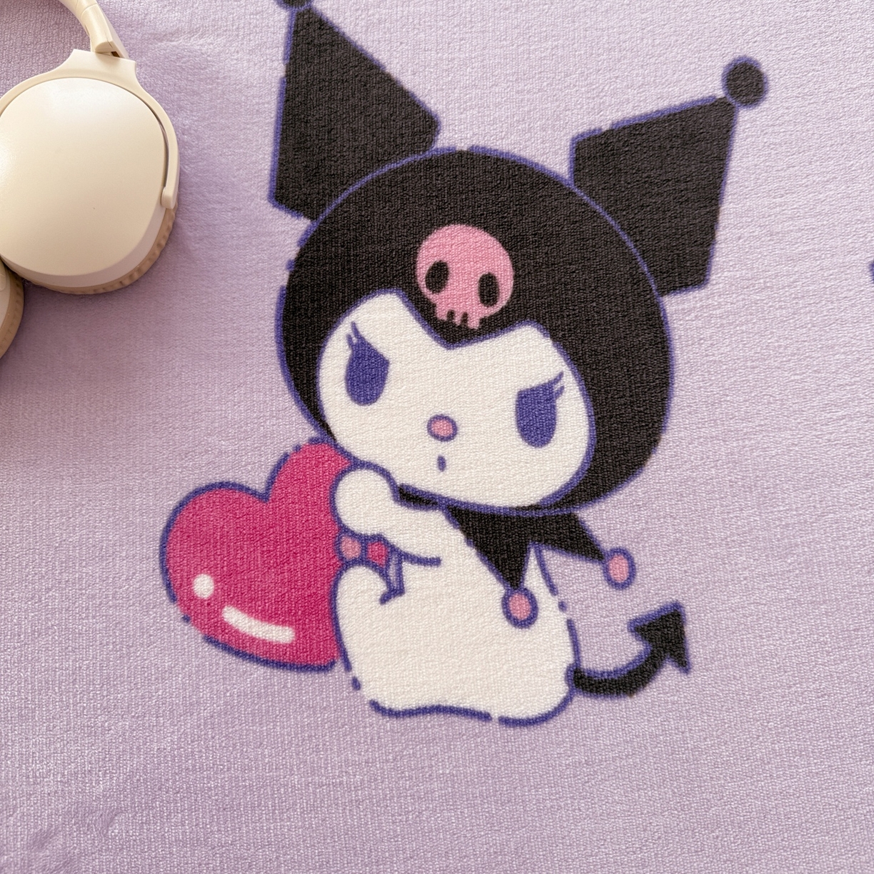 91家纺网 家纺一手货源 找家纺 名兮家居 2025新款经典奥特曼-三丽鸥高克重牛奶绒床单 紫色库洛米