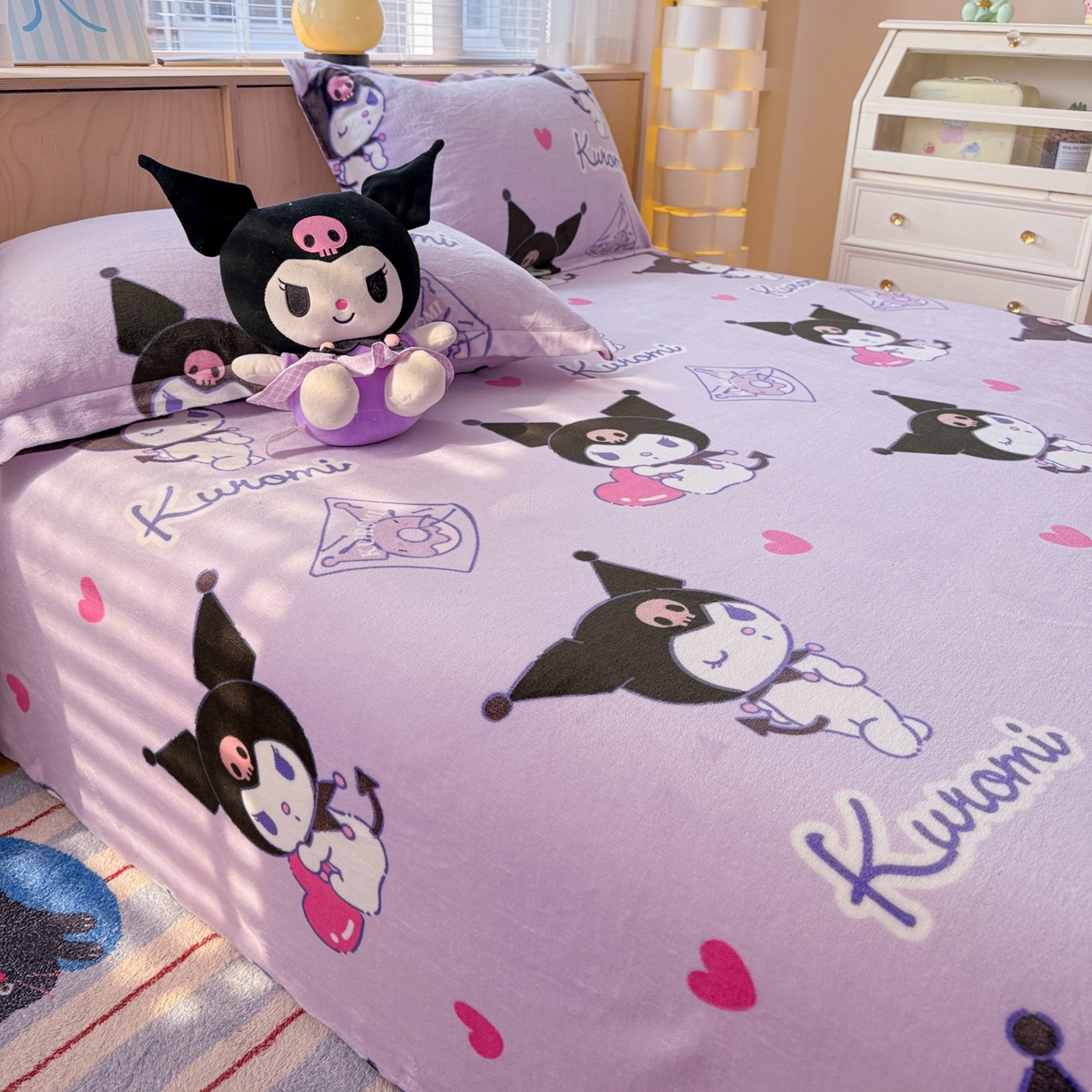 91家纺网 家纺一手货源 找家纺 名兮家居 2025新款经典奥特曼-三丽鸥高克重牛奶绒床单 紫色库洛米