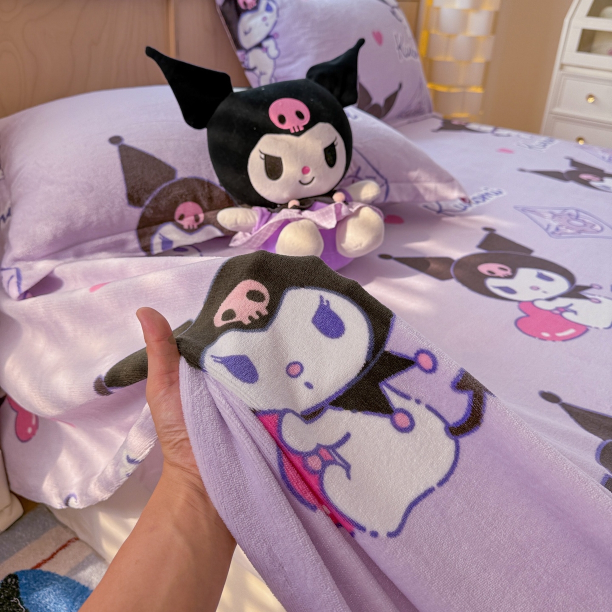 91家纺网 家纺一手货源 找家纺 名兮家居 2025新款经典奥特曼-三丽鸥高克重牛奶绒床单 紫色库洛米