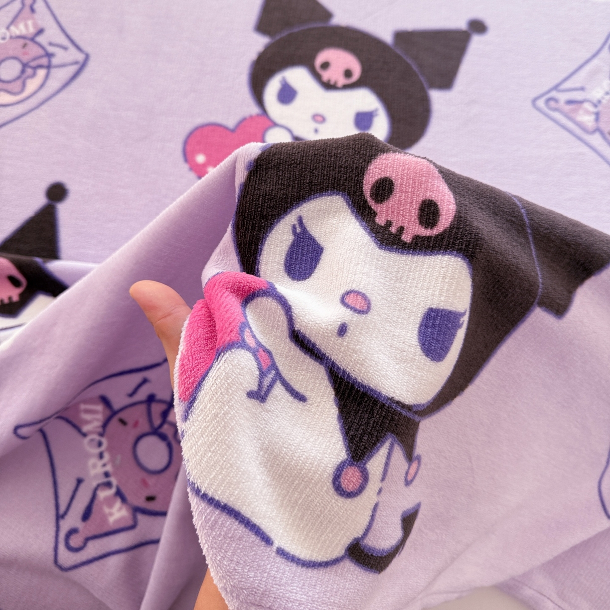 91家纺网 家纺一手货源 找家纺 名兮家居 2025新款经典奥特曼-三丽鸥高克重牛奶绒床单 紫色库洛米