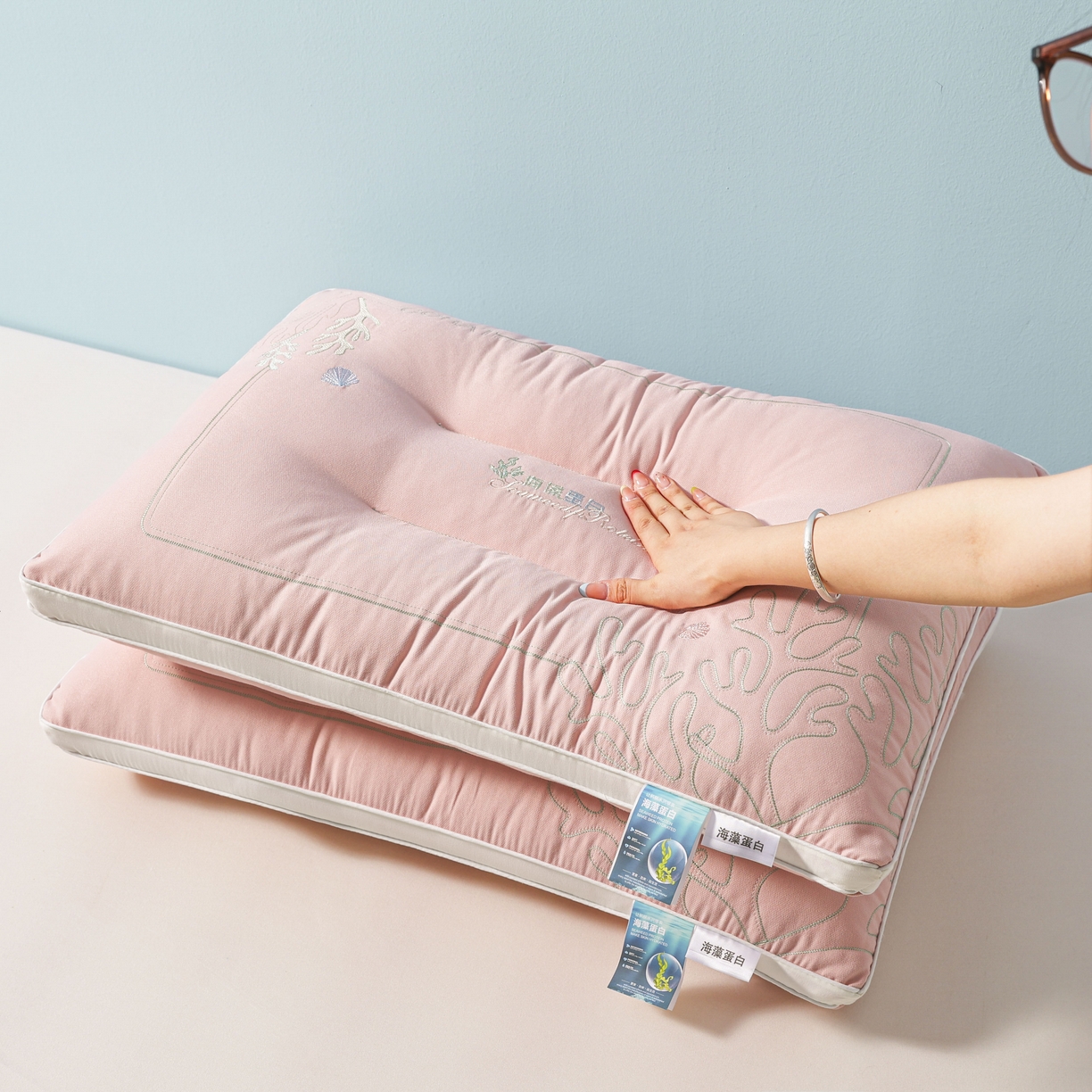 91家纺网 家纺一手货源 找家纺 宇诺家纺 2025新款刺绣款超柔软枕头枕芯家用单个成人护颈椎助深度睡眠枕芯 粉玉