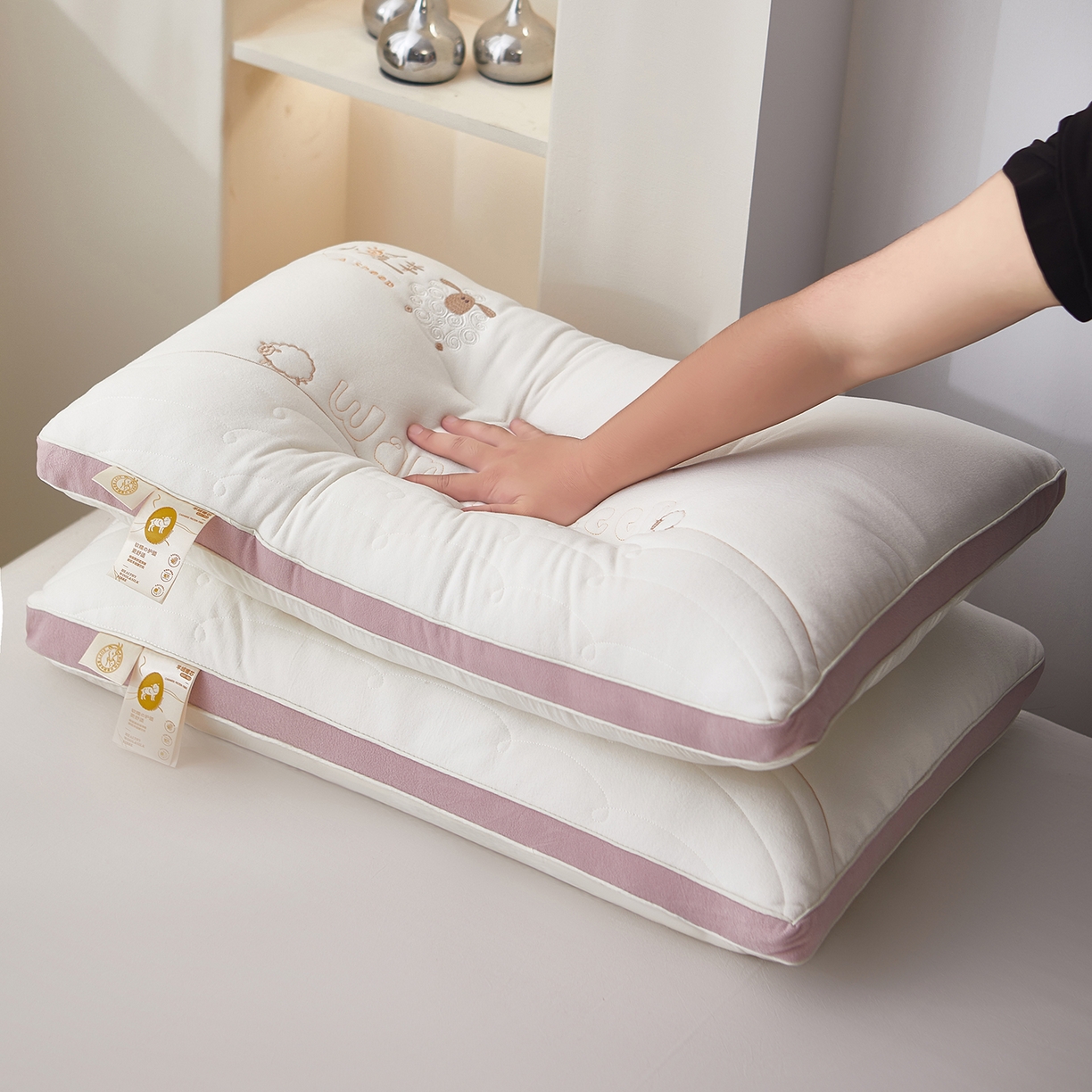 91家纺网 家纺一手货源 找家纺 鼎晟纺 2025新款冬季小暖羊护颈枕学生枕芯成人枕头 小暖羊-白色