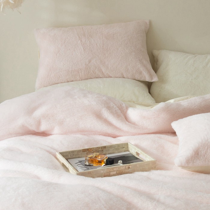 91家纺网 家纺一手货源 找家纺 ONE TWO ONE 121 2025新款A类加厚兔毛绒纯色四件套-安娜 安娜-粉昔