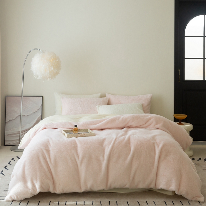 91家纺网 家纺一手货源 找家纺 ONE TWO ONE 121 2025新款A类加厚兔毛绒纯色四件套-安娜 安娜-粉昔