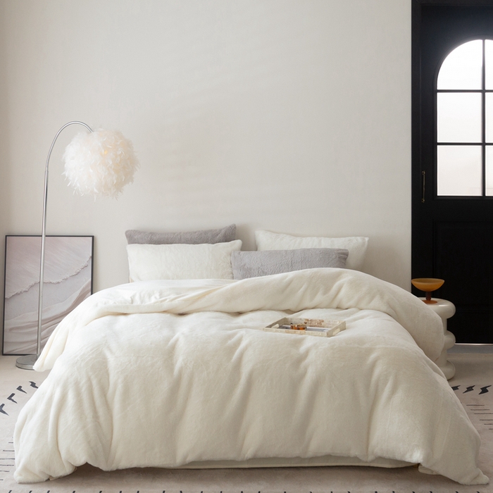 91家纺网 家纺一手货源 找家纺 ONE TWO ONE 121 2025新款A类加厚兔毛绒纯色四件套-安娜 安娜-雪白