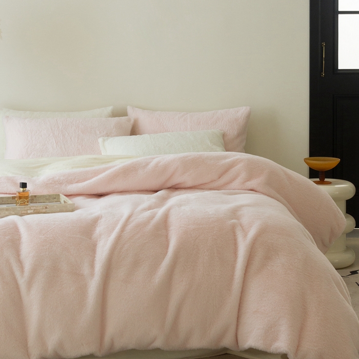 91家纺网 家纺一手货源 找家纺 ONE TWO ONE 121 2025新款A类加厚兔毛绒纯色四件套-安娜 安娜-粉昔