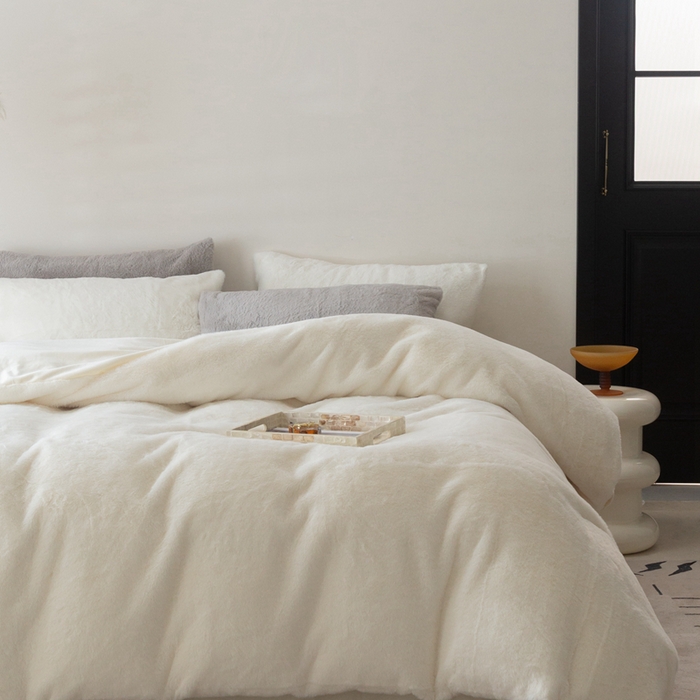 91家纺网 家纺一手货源 找家纺 ONE TWO ONE 121 2025新款A类加厚兔毛绒纯色四件套-安娜 安娜-雪白