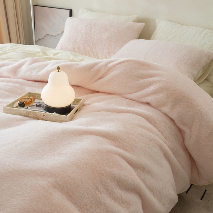 91家纺网 家纺一手货源 找家纺 ONE TWO ONE 121 2025新款A类加厚兔毛绒纯色四件套-安娜 安娜-粉昔