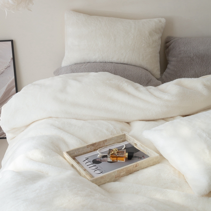 91家纺网 家纺一手货源 找家纺 ONE TWO ONE 121 2025新款A类加厚兔毛绒纯色四件套-安娜 安娜-雪白