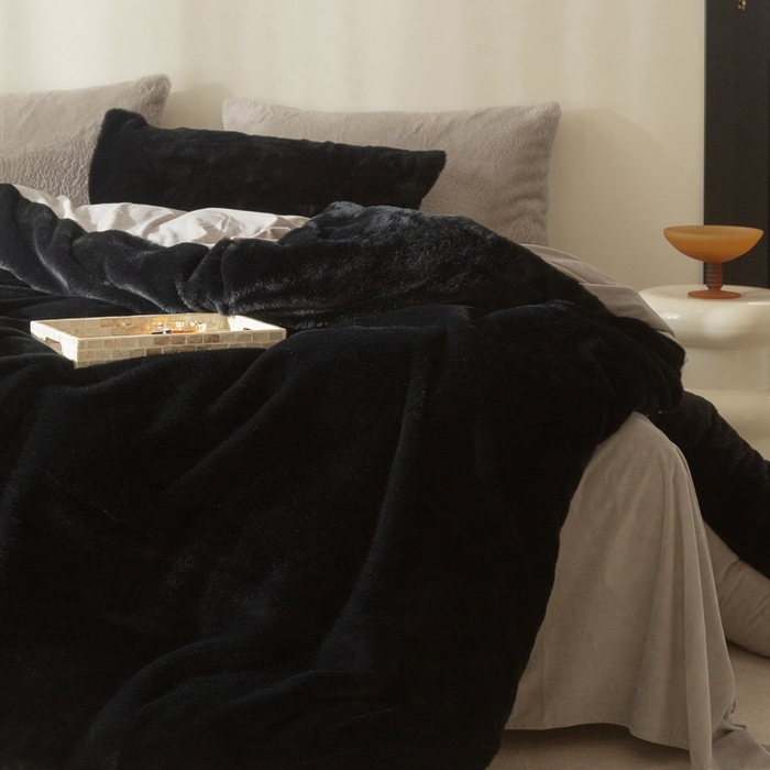 91家纺网 家纺一手货源 找家纺 ONE TWO ONE 121 2025新款A类加厚兔毛绒纯色四件套-安娜 安娜-熊猫