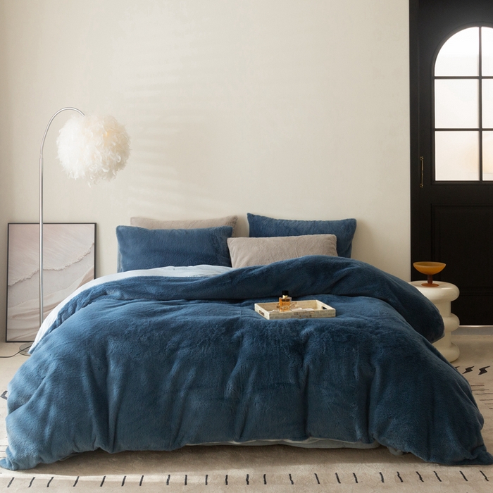 91家纺网 家纺一手货源 找家纺 ONE TWO ONE 121 2025新款A类加厚兔毛绒纯色四件套-安娜 安娜-暖蓝