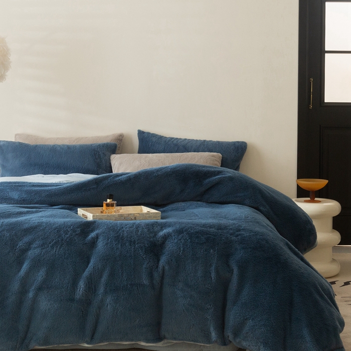 91家纺网 家纺一手货源 找家纺 ONE TWO ONE 121 2025新款A类加厚兔毛绒纯色四件套-安娜 安娜-暖蓝