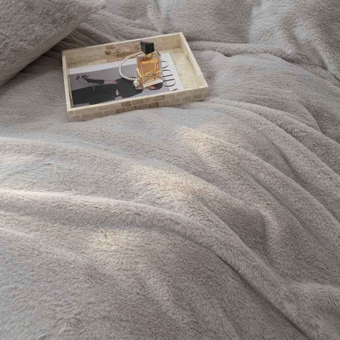 91家纺网 家纺一手货源 找家纺 ONE TWO ONE 121 2025新款A类加厚兔毛绒纯色四件套-安娜 安娜-灰咖