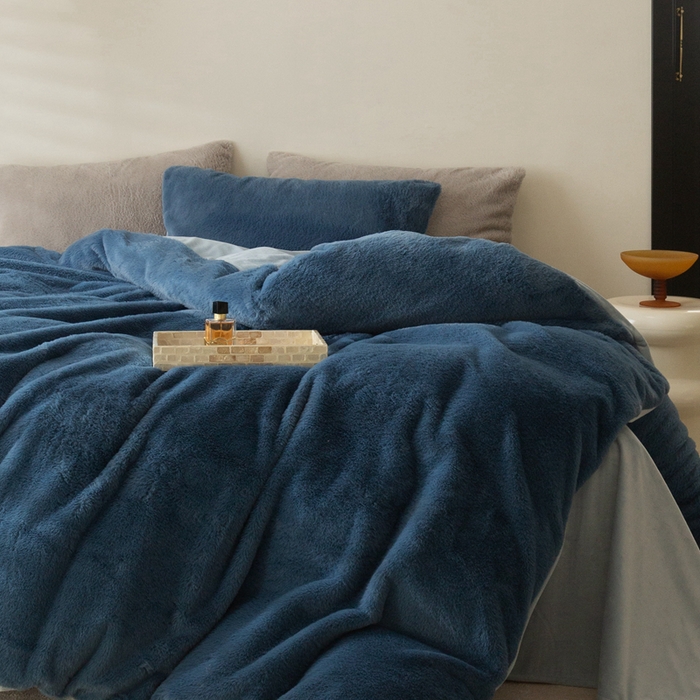 91家纺网 家纺一手货源 找家纺 ONE TWO ONE 121 2025新款A类加厚兔毛绒纯色四件套-安娜 安娜-暖蓝