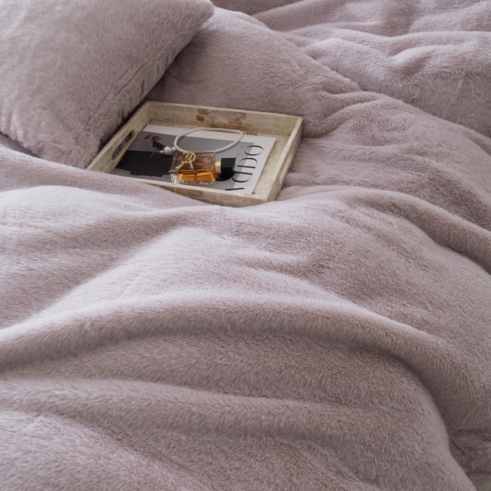 91家纺网 家纺一手货源 找家纺 ONE TWO ONE 121 2025新款A类加厚兔毛绒纯色四件套-安娜 安娜-云紫