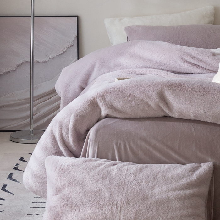 91家纺网 家纺一手货源 找家纺 ONE TWO ONE 121 2025新款A类加厚兔毛绒纯色四件套-安娜 安娜-云紫