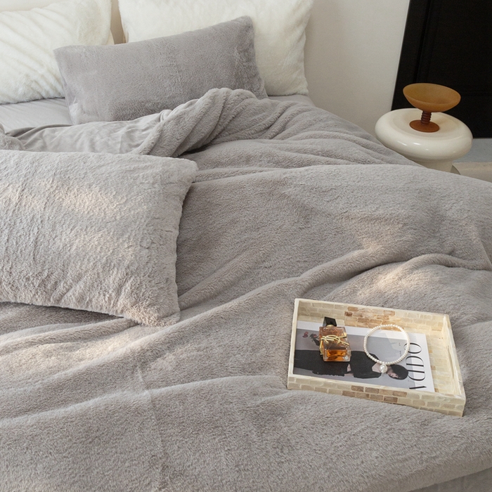 91家纺网 家纺一手货源 找家纺 ONE TWO ONE 121 2025新款A类加厚兔毛绒纯色四件套-安娜 安娜-灰咖