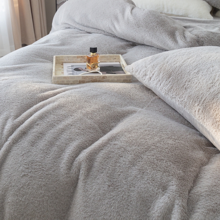 91家纺网 家纺一手货源 找家纺 ONE TWO ONE 121 2025新款A类加厚兔毛绒纯色四件套-安娜 安娜-灰咖