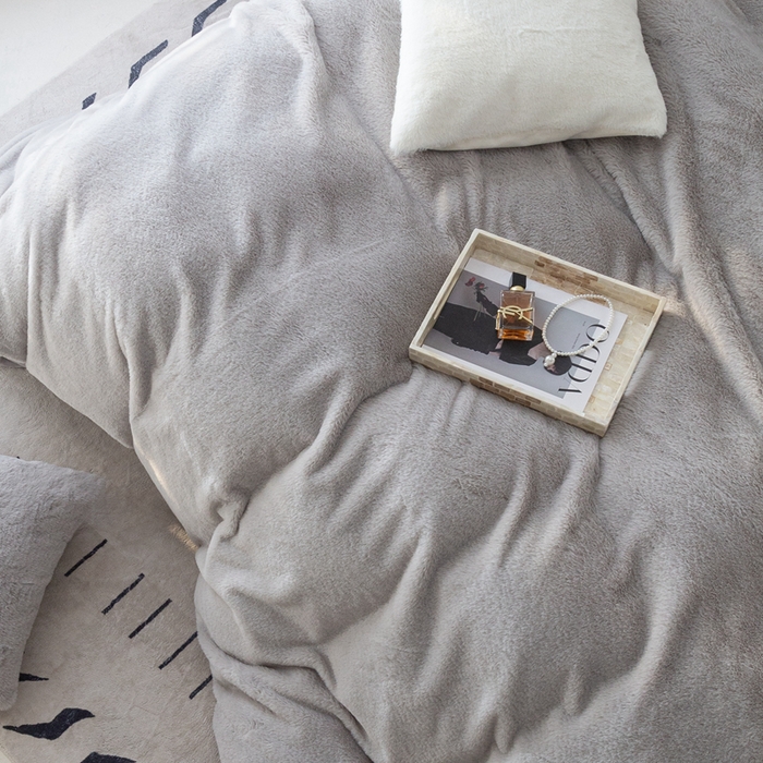 91家纺网 家纺一手货源 找家纺 ONE TWO ONE 121 2025新款A类加厚兔毛绒纯色四件套-安娜 安娜-灰咖