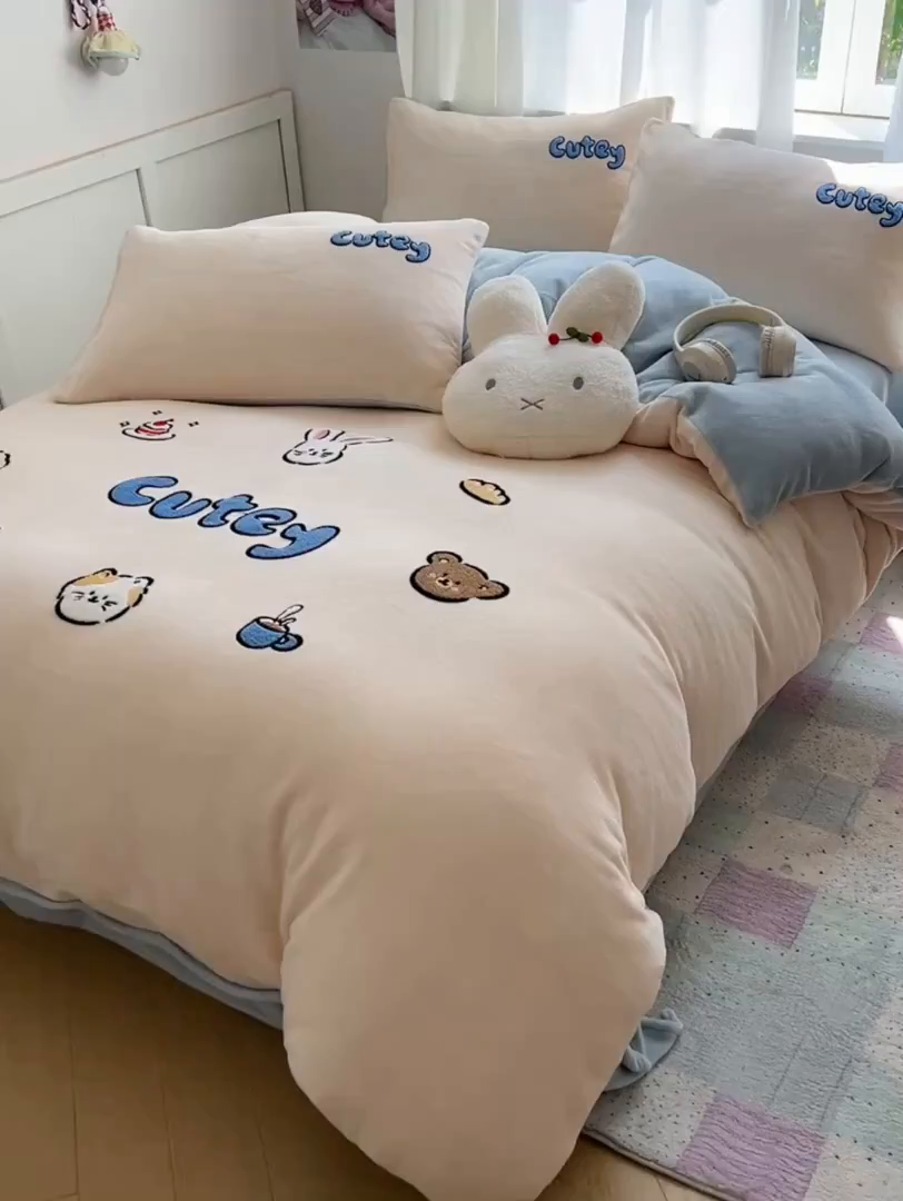 91家纺网 家纺一手货源 找家纺 （总）有间小屋 2025新款大版毛巾绣牛奶绒四件套