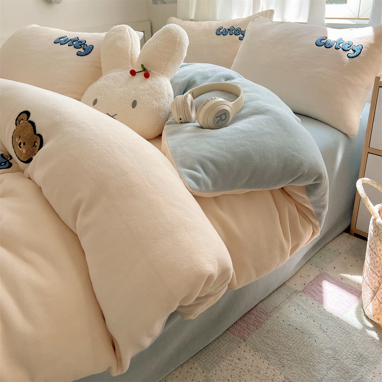 91家纺网 家纺一手货源 找家纺 （总）有间小屋 2025新款大版毛巾绣牛奶绒四件套