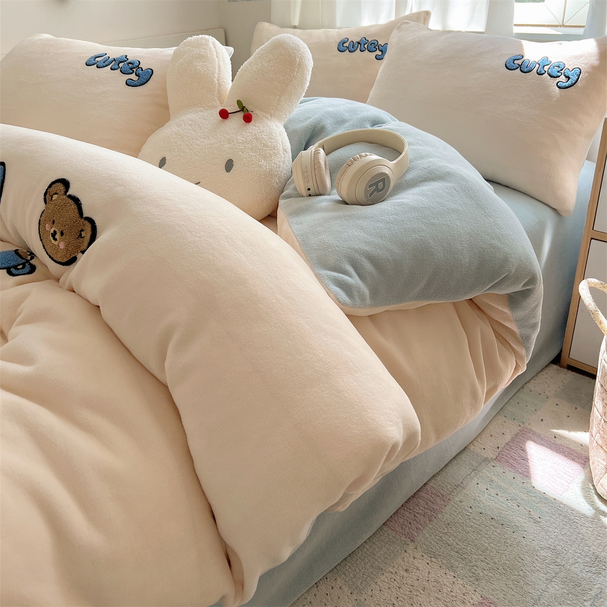 91家纺网 家纺一手货源 找家纺 （总）有间小屋 2025新款大版毛巾绣牛奶绒四件套