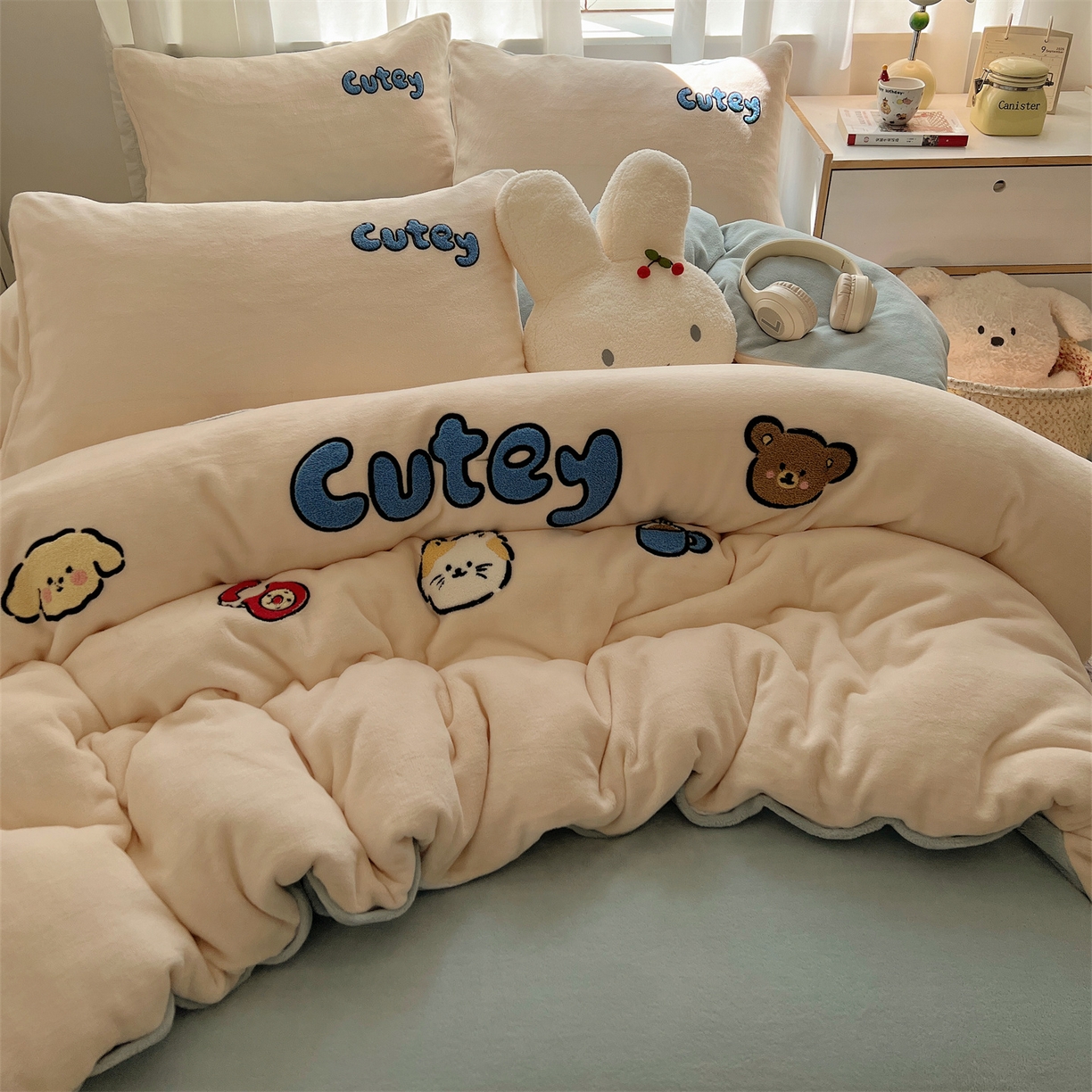 91家纺网 家纺一手货源 找家纺 （总）有间小屋 2025新款大版毛巾绣牛奶绒四件套