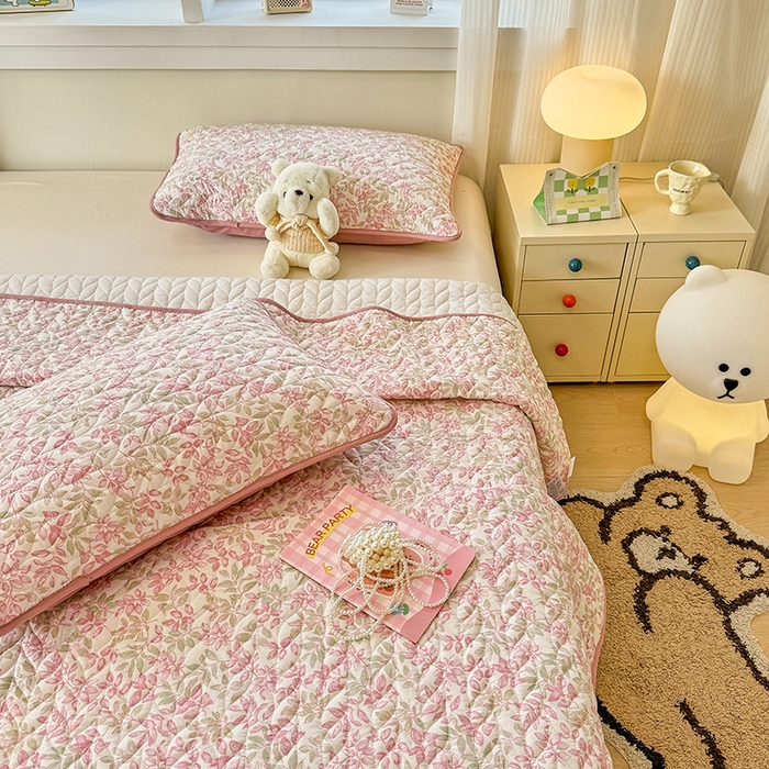 91家纺网 家纺一手货源 找家纺 （总）汣沐生活 2025新款可水洗针织棉印花款夹棉床盖床盖三件套