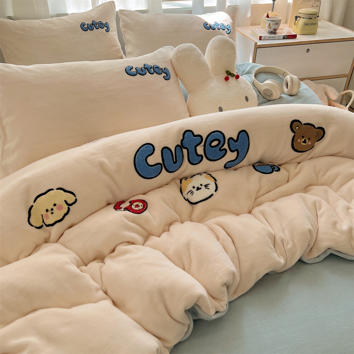 91家纺网 家纺一手货源 找家纺 （总）有间小屋 2025新款大版毛巾绣牛奶绒四件套