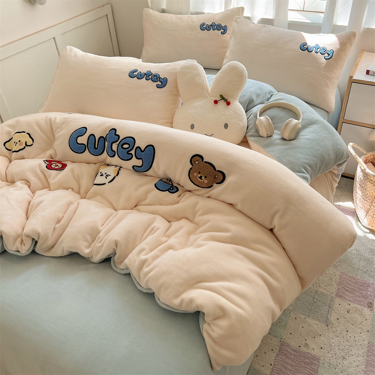 91家纺网 家纺一手货源 找家纺 （总）有间小屋 2025新款大版毛巾绣牛奶绒四件套