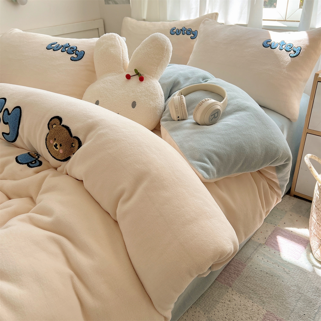 91家纺网 家纺一手货源 找家纺 （总）有间小屋 2025新款大版毛巾绣牛奶绒四件套